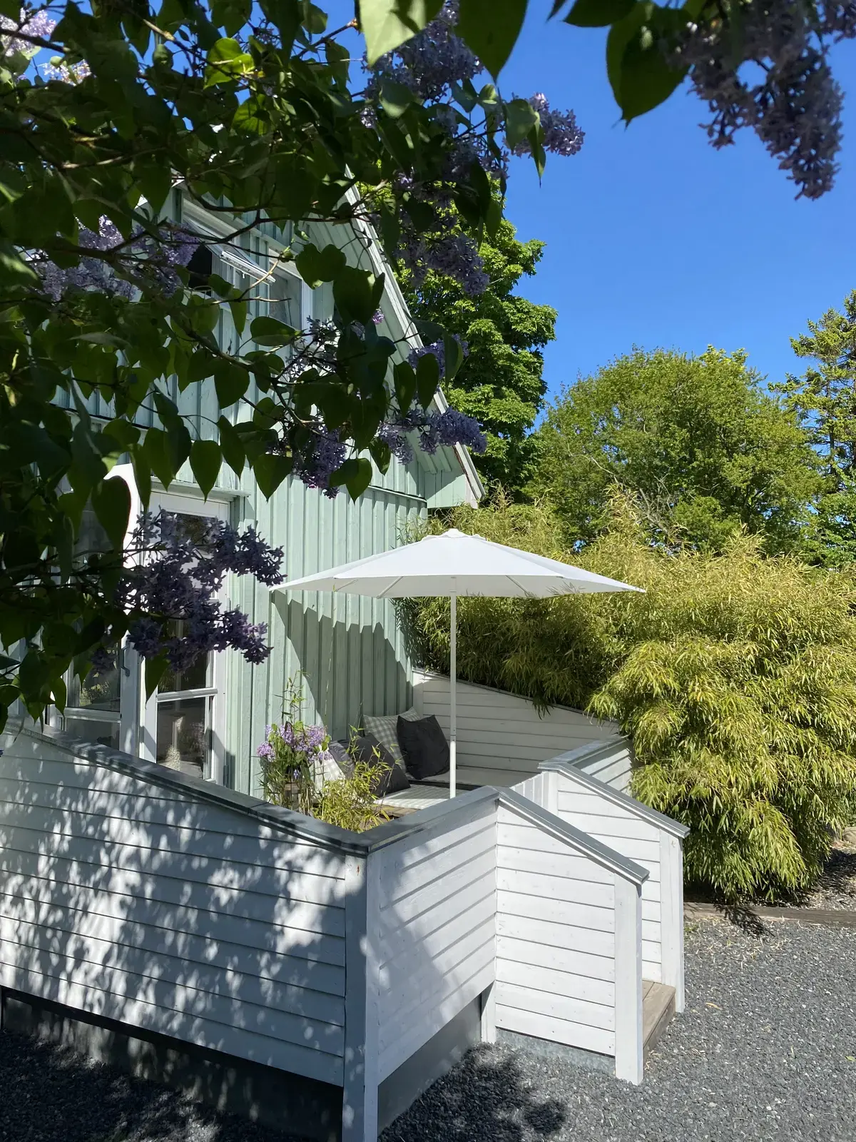 Lille grønne hytte med vildmarksbad