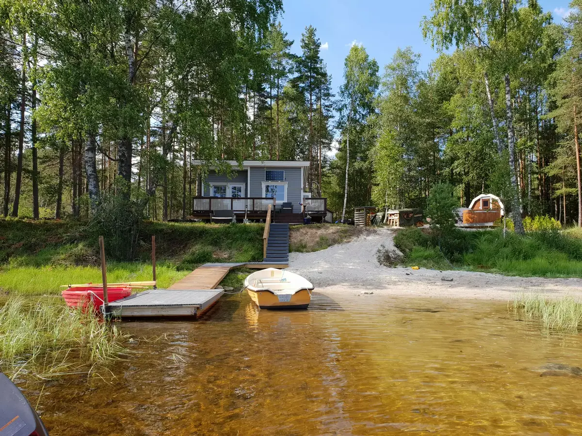 Hytte med tønnebadstue, badestamp og robåt
