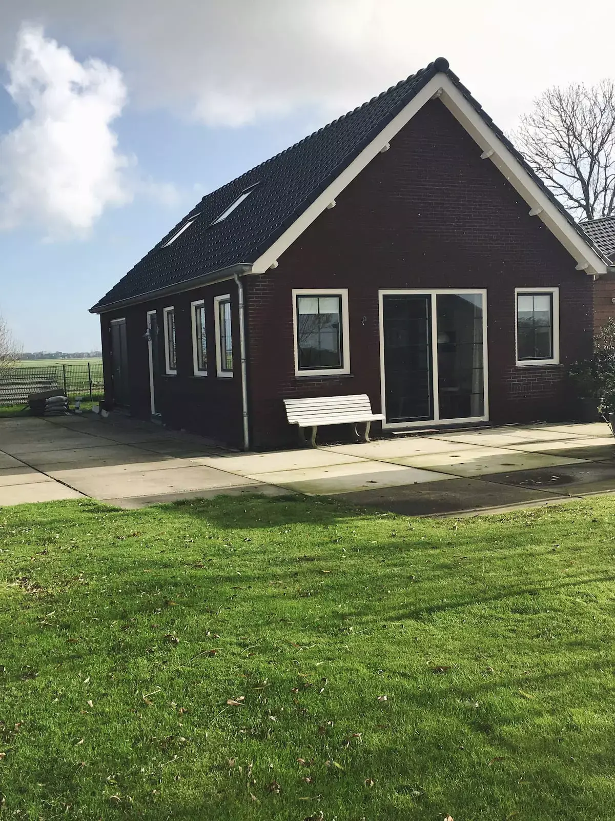 Daar aan de waterkant stenen huisje