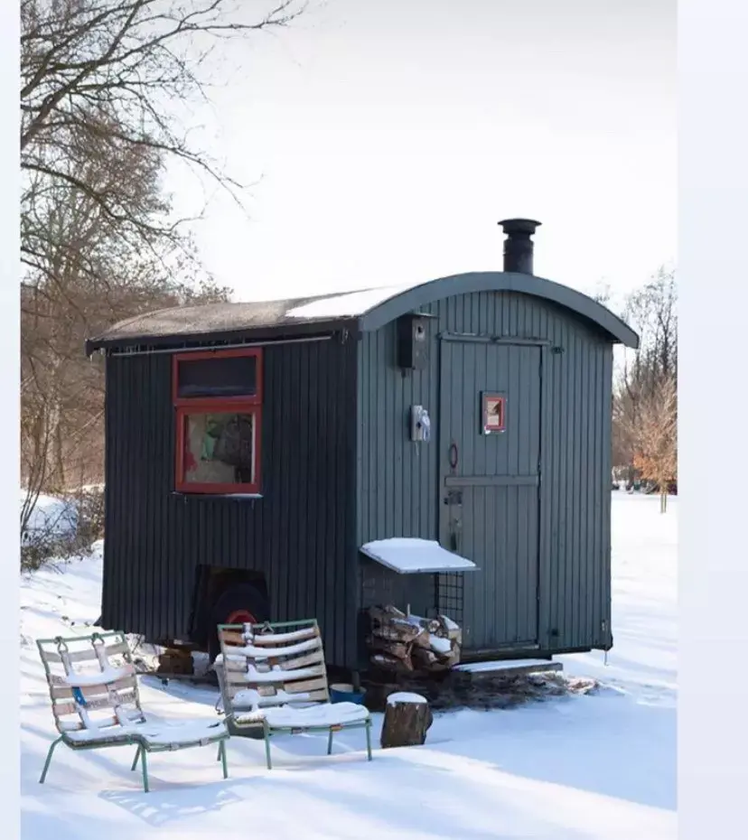 Keetje tegenover de hei